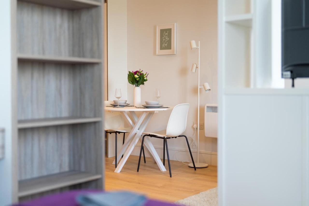 Cozy Apartments - Free Wifi And Parking Onsite Feltham ภายนอก รูปภาพ